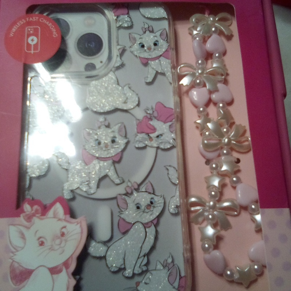 Aristocat's "Marie" Loaded Cosmetic Case - Picture 3 of 4